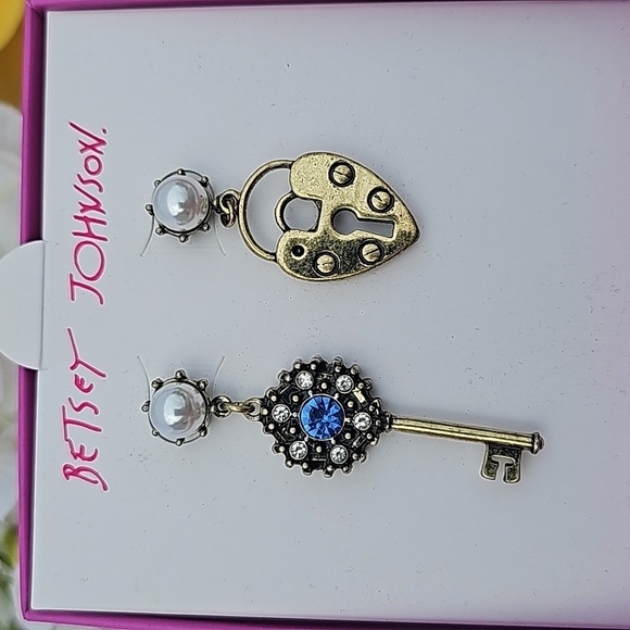 NWT BETSEY JOHNSON KEY TO MY HEART EARRINGS - Picture 2 of 3